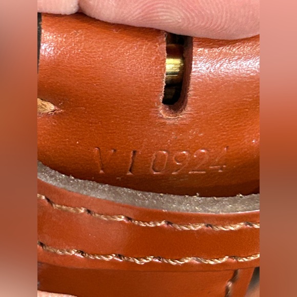 Louis Vuitton Vintage Tan Epi Leather Sac d'Epaule Bucket Shoulder Bag - Picture 15 of 16